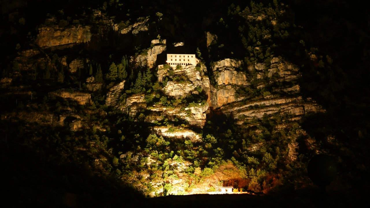 immagine illuminazione notturna eremo di Celestino V
