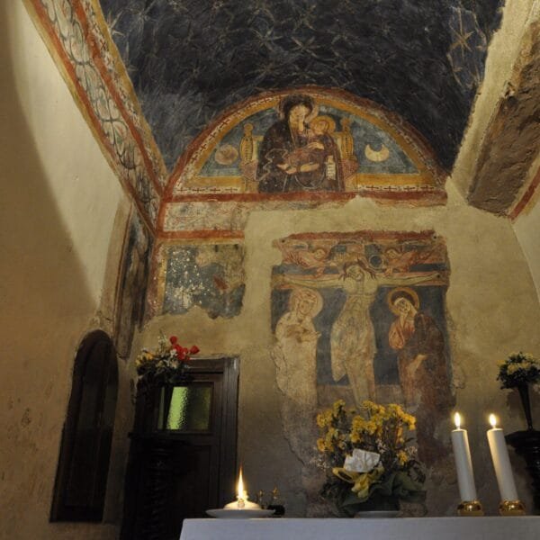 La piccola cappella con affreschi trecenteschi nelle'eremo di S. Onofrio al Morrone