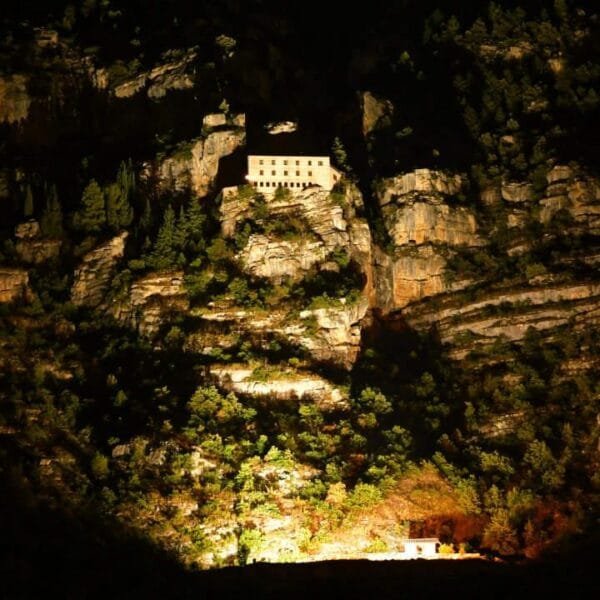 immagine illuminazione notturna eremo di Celestino V