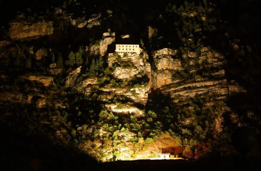 immagine illuminazione notturna eremo di Celestino V