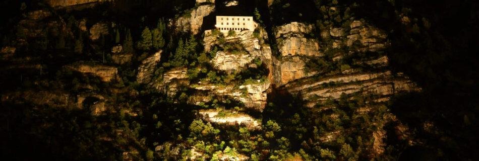 immagine illuminazione notturna eremo di Celestino V