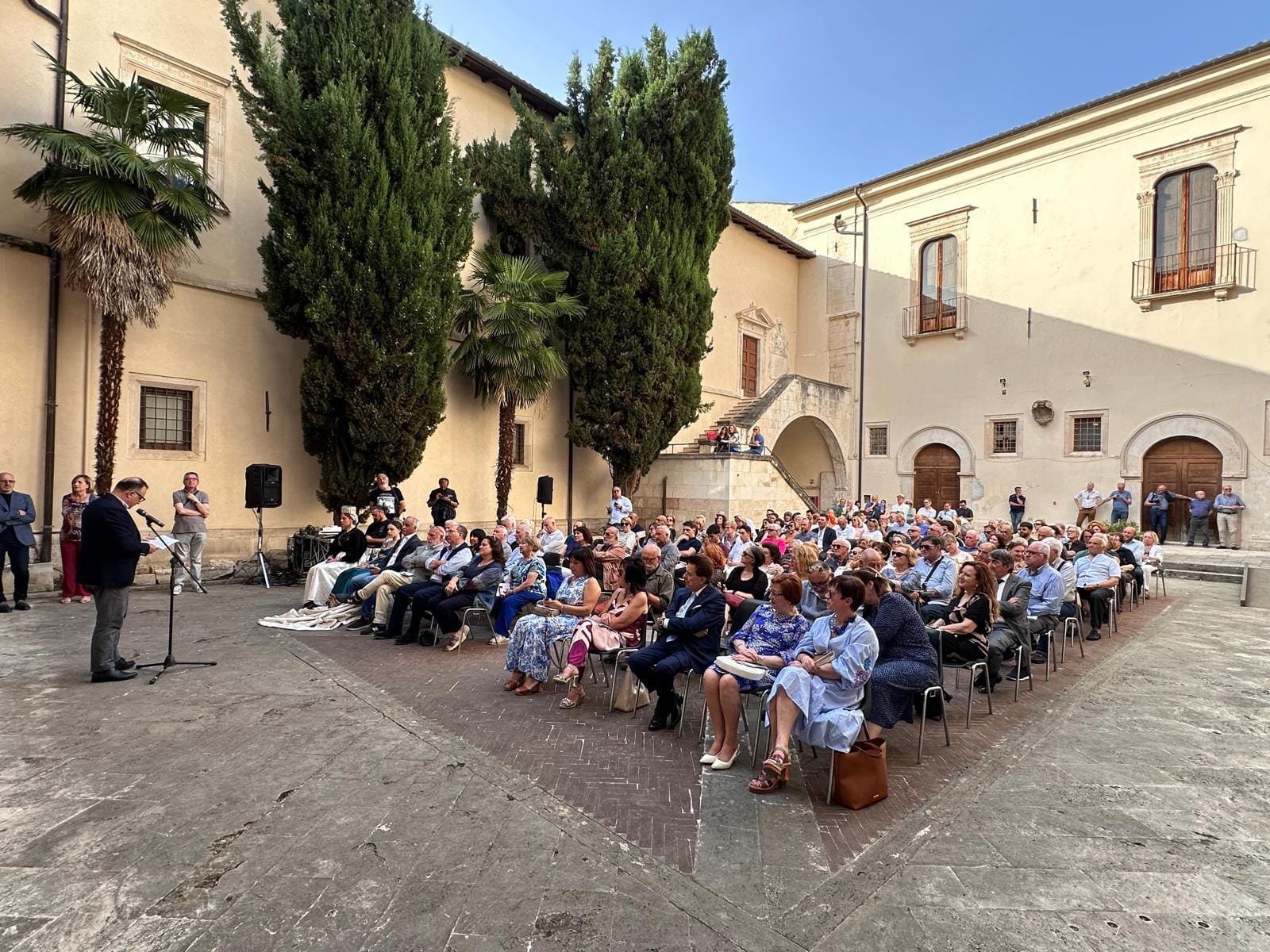 pubblico al cortile dellannunziata a sulmona
